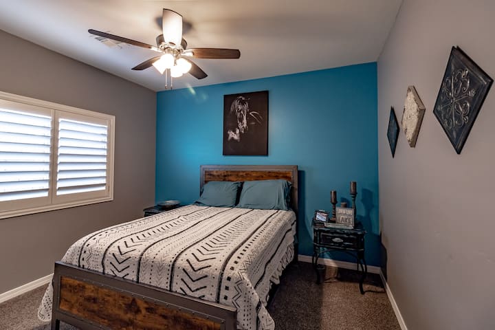 Camera da letto #2 Ventilatore a soffitto e letto queen-size e armadio con cursore