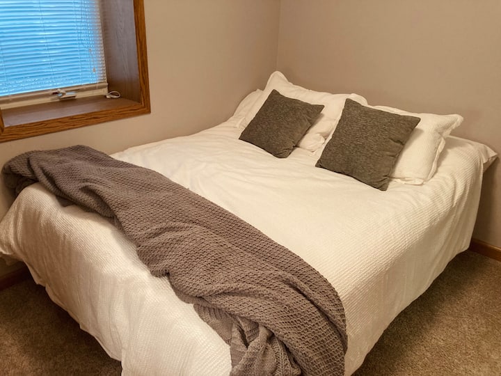 Насладете се на спане в това удобно двойно легло, пълно с възглавници Tempur - Pedic.