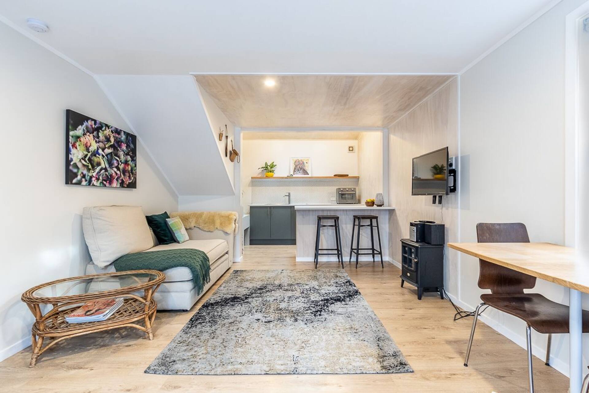 Great studio near beach, shops & restaurants