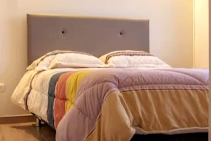 חדר מס '2, יש מיטה זוגית וארון בגדים מובנה. הנוף לכיוון הרי הגעש ומרכז העיר הוא נהדר. מנורת הקיר שלה מעניקה לה מגע שאין דומה לו באלגנטיות.