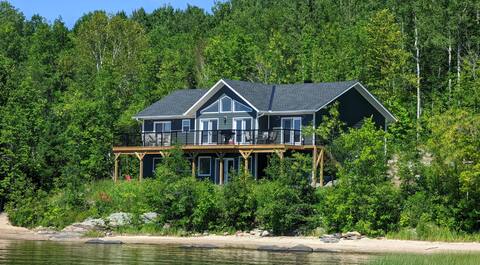 Westleys Lakehouse - Stunning Beachfront Cottage