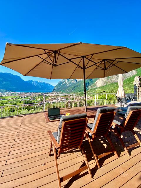 Stunning villa with incredible Lake views!