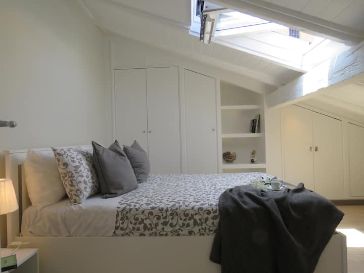 带双人床的卧室