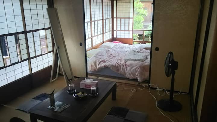 Vyumba 2 vya tatami vilivyo
na mikeka 6 ya tatami