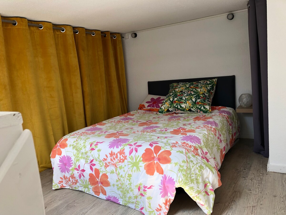 Dhomë gjumi mezzanine me velux, dhomë zhveshjeje. Lartësia e tavanit: 1.79 m. Organizime gjumi me cilësi të mirë, dysheku sapo është ndryshuar, është krejtësisht i ri 