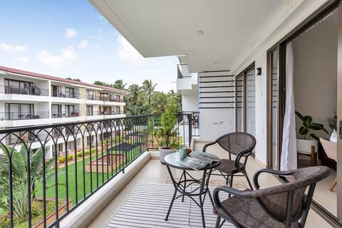 Modern 1 BHK SeaSide Apt  125: 1km to Beach /Pool