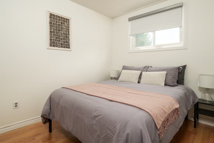 Lindo dormitorio espacioso con cama tamaño queen con capacidad para 2 personas. 

Colchón de espuma viscoelástica pensando en la comodidad

Dormitorio acogedor con mesitas de noche y persianas

Almohadas cómodas con sábanas nuevas