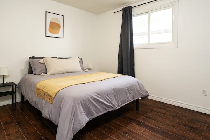 Dormitorio acogedor con mesitas de noche y persianas

Cama tamaño queen con capacidad para 2 personas. 

Colchón de espuma viscoelástica con comodidad en mente