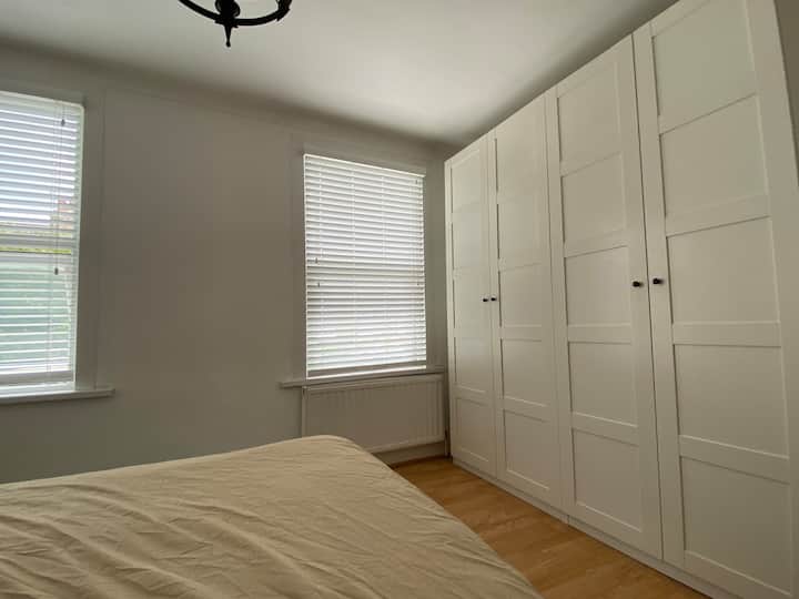 خزانة ملابس مزدوجة في غرفة النوم الرئيسية