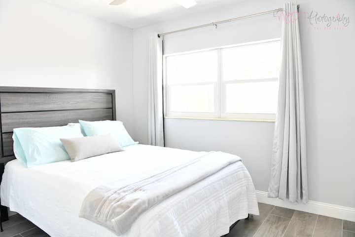 3. spavaća soba: bračni krevet (širine 150-179 cm). 
Pogled na bočnu terasu.