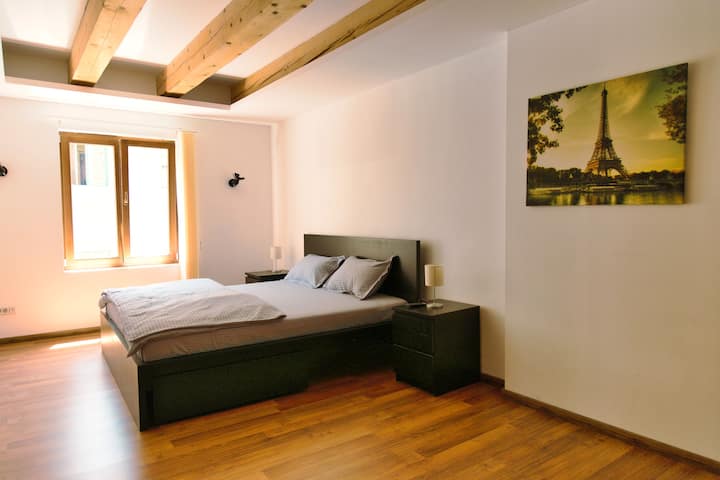 Bedroom with an 180x200 cm king size bed