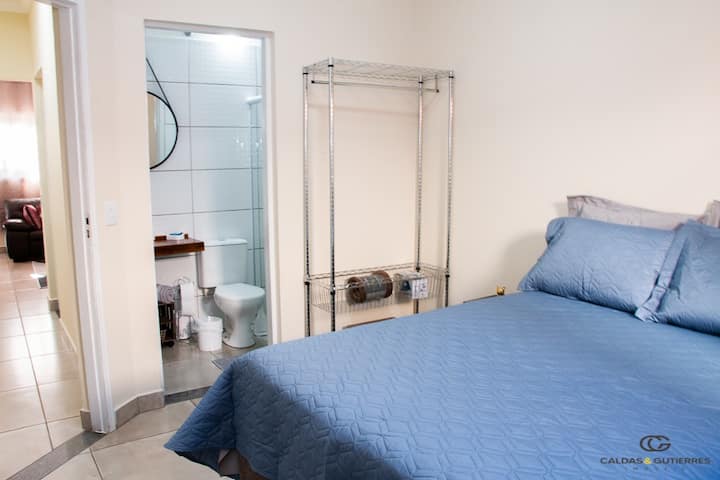 Suíte com cama box de casal