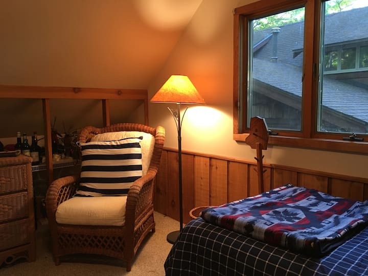 Tercer dormitorio, "The Lodge", sobre el vestíbulo del garaje. El acceso se obtiene a través del garaje si "The Lodge" se alquila por una tarifa por noche adicional.