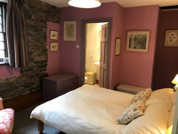 Druhá spálňa s manželskou posteľou a vlastnou kúpeľňou so sprchovacím kútom