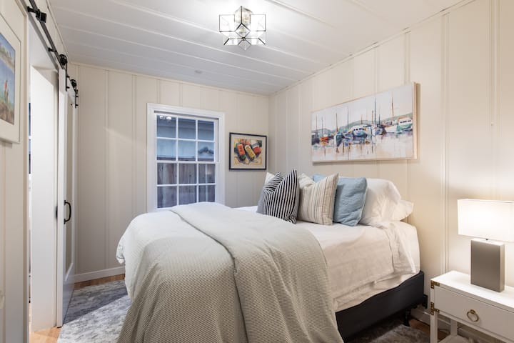 Chumba cha kulala cha malkia kilicho na bafu 1/2