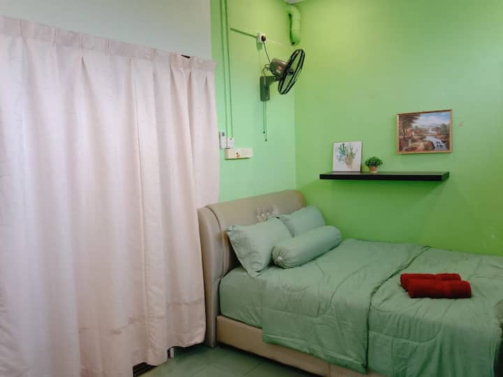 4号房- 1张带阳台的标准双人床