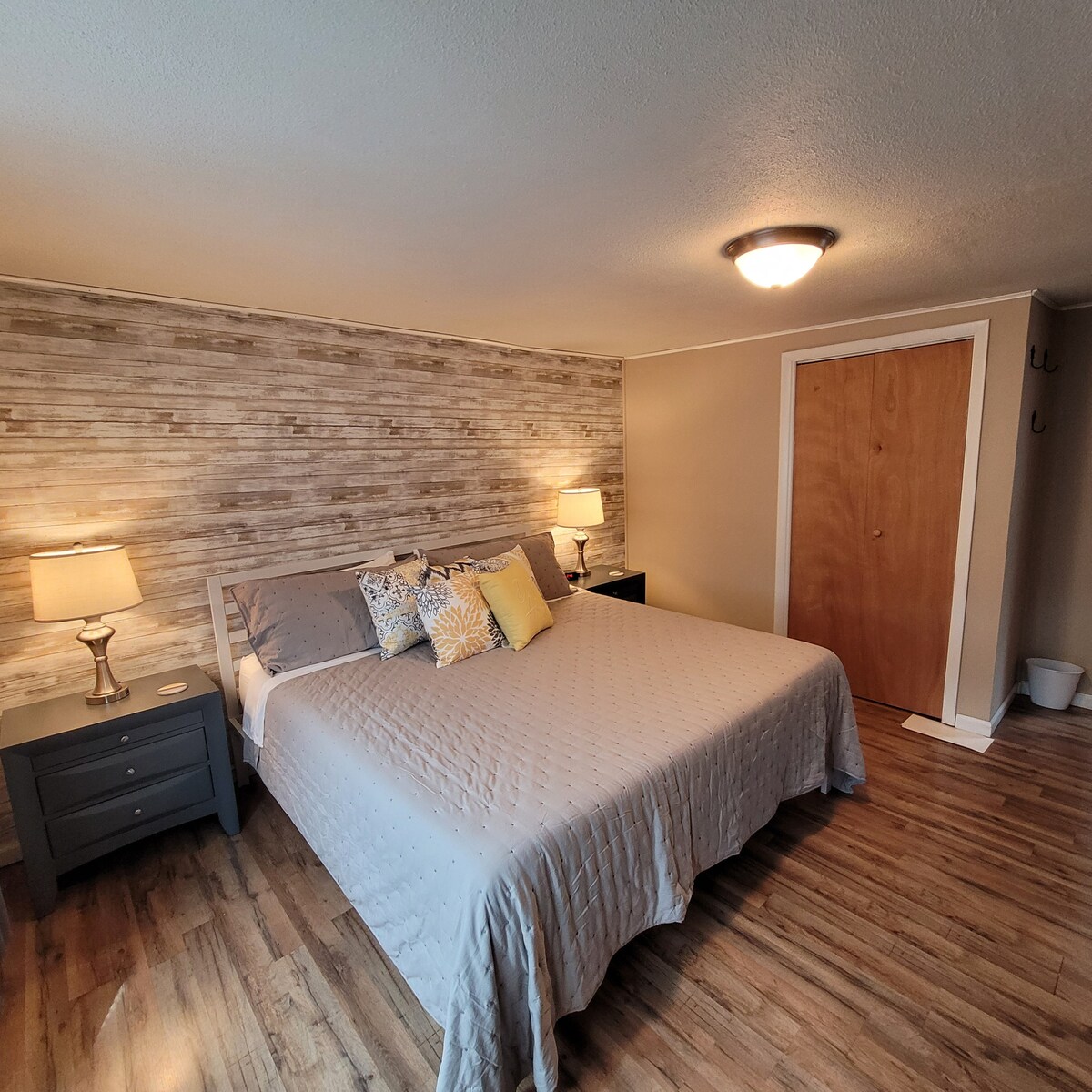 Chumba cha kulala chenye nafasi kubwa na kitanda aina ya king