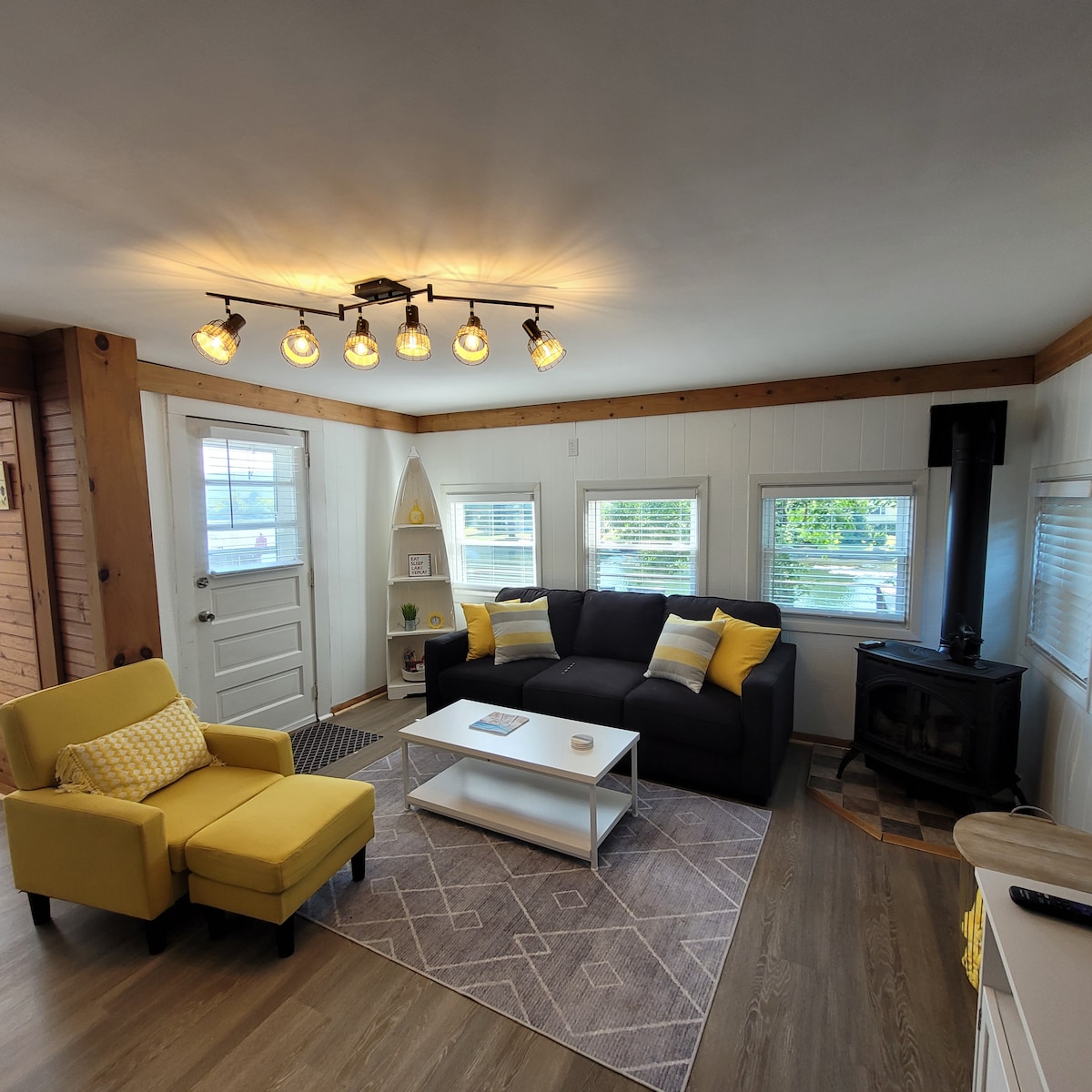 Sehemu nzuri ya kuishi yenye sofa ya kulalia ya malkia na mwonekano wa ziwa.  Furahia moto ukiwa na jiko la gesi kwenye usiku huo tulivu