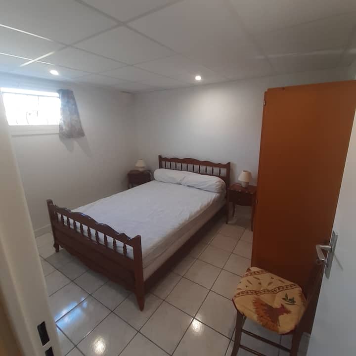 חדר שינה ראשי עם מיטה 140X190