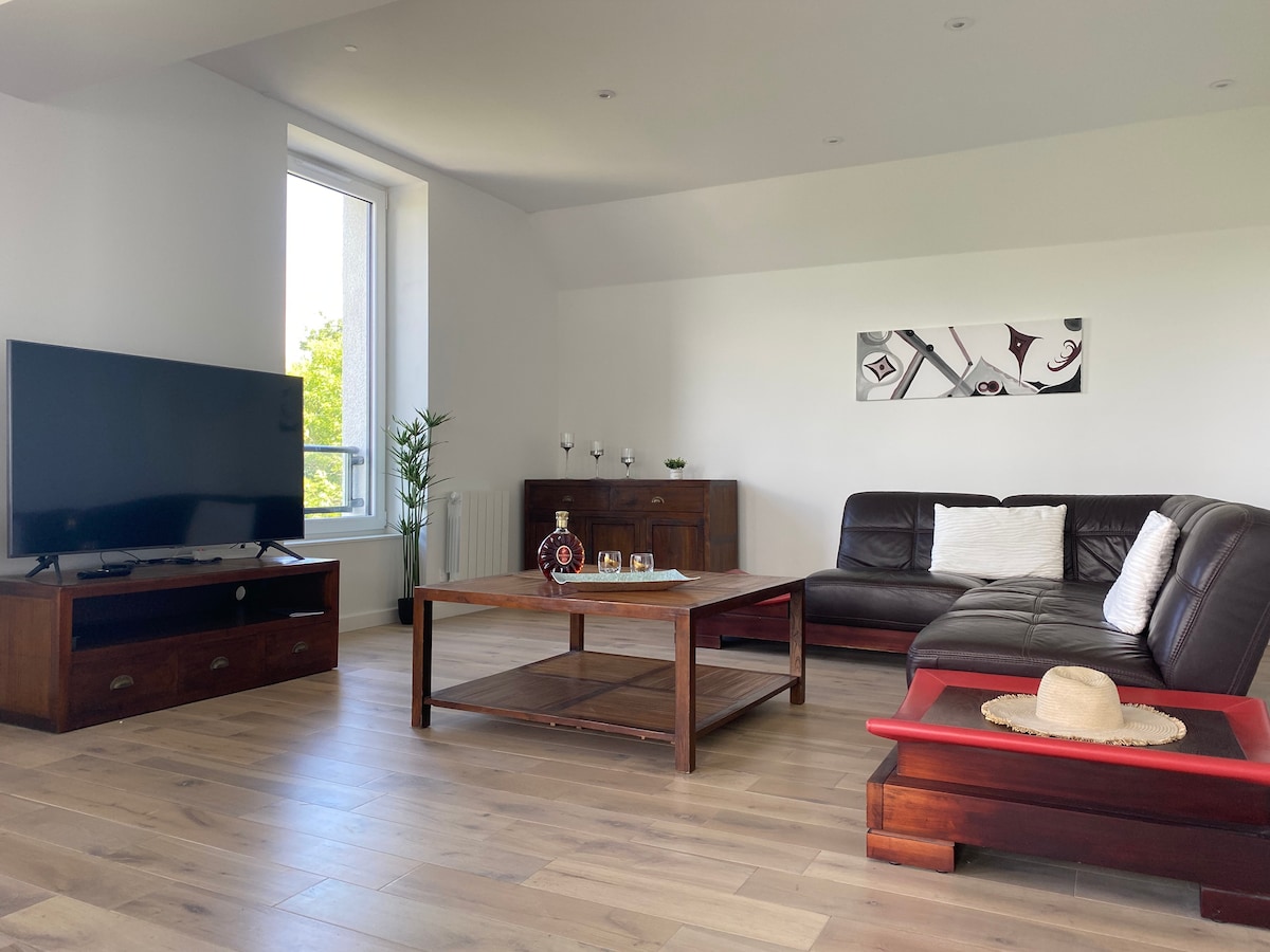 Popular Airbnb listing: Royal apartment sea view Kerguelmor in Fouesnant