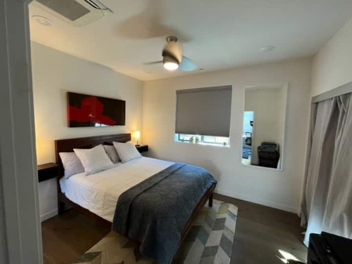 მეორე საძინებელი 152 × 203 სმ ზომის საწოლით