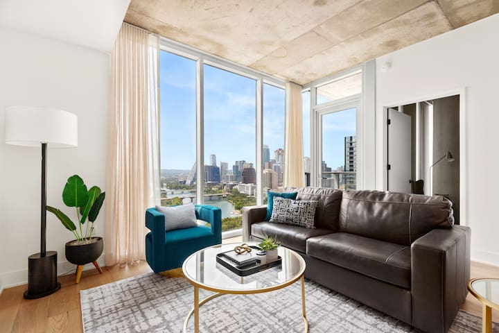 Ultra Lux Rainey St. Condo – Lake & Skyline View – Rooftop Pool – Gym – Steps from Bars, Shops, Downtown