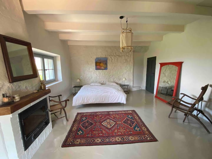 Დიდი საძინებელი, რომელიც ტერასას გადაჰყურებს