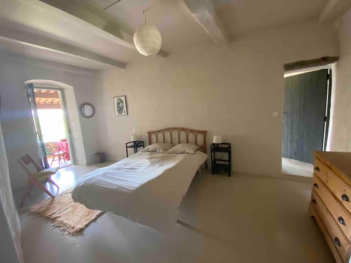 Სხვა ოთახი, რომელიც ტერასას გადაჰყურებს 