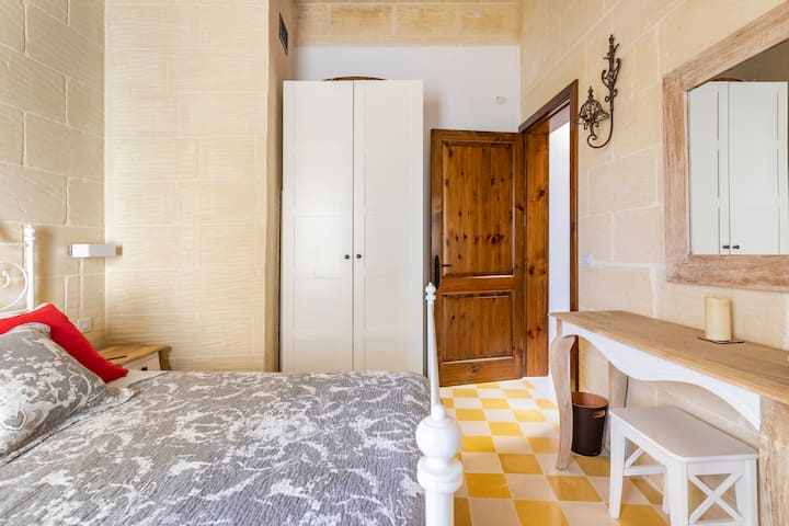 Rear first floor ensuite double bedroom.