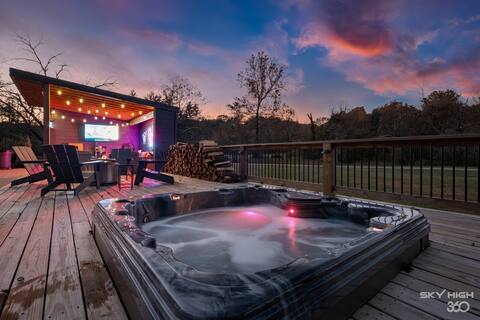 Creekside Cottage: Close to DTR, Hot Tub, Fire Pit