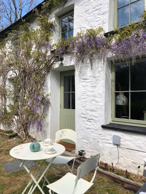 Pretty Pet friendly cottage in river valley.