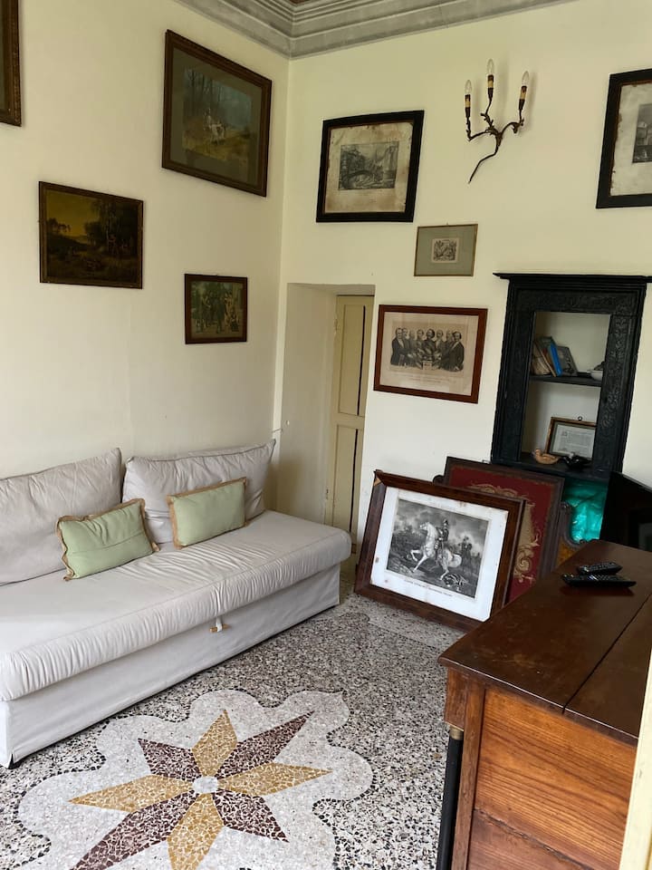 พื้นที่นั่งเล่นระหว่างห้องนอนพร้อมโซฟาเบดคู่ 