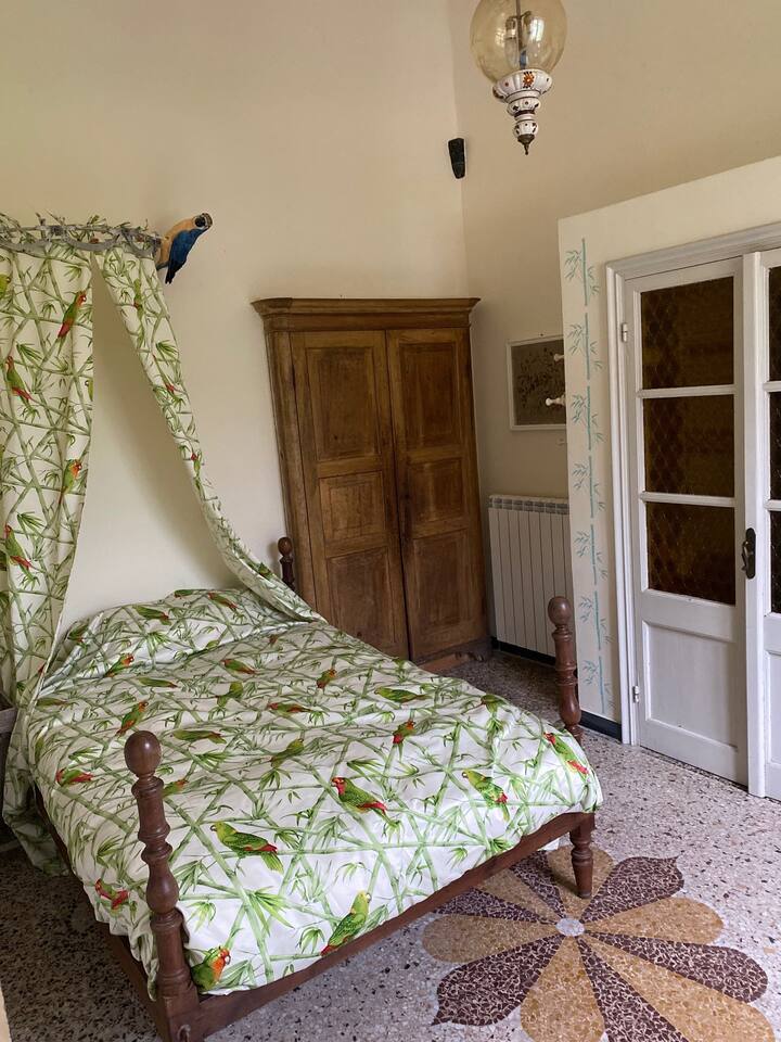 ห้องนอนผู้เข้าพักพร้อมห้องน้ำขนาดเล็กด้านหน้า