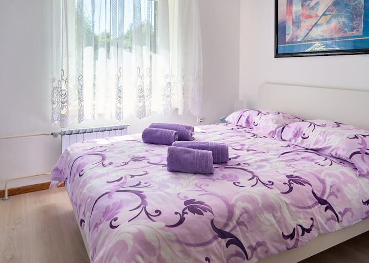 غرفة النوم الأولى