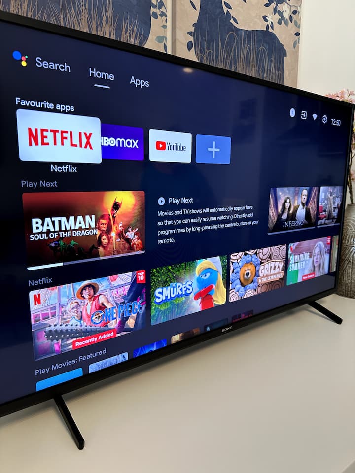 لدينا تلفزيون سوني 45بوصة مع إمكانية الوصول إلى HBO MAX و Netflix أثناء إقامتك.