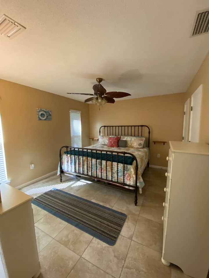 Kingsize Tempurpedische hoofdslaapkamer