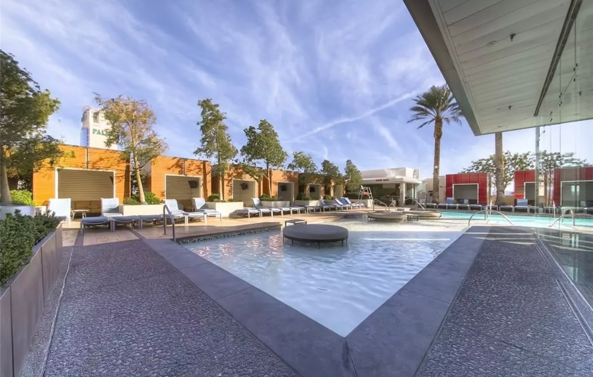 Palms Place Condo