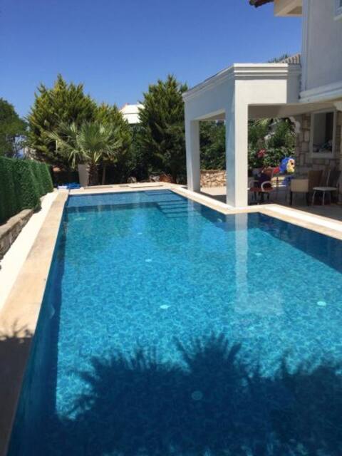 Fully detached,independent villa with private pool