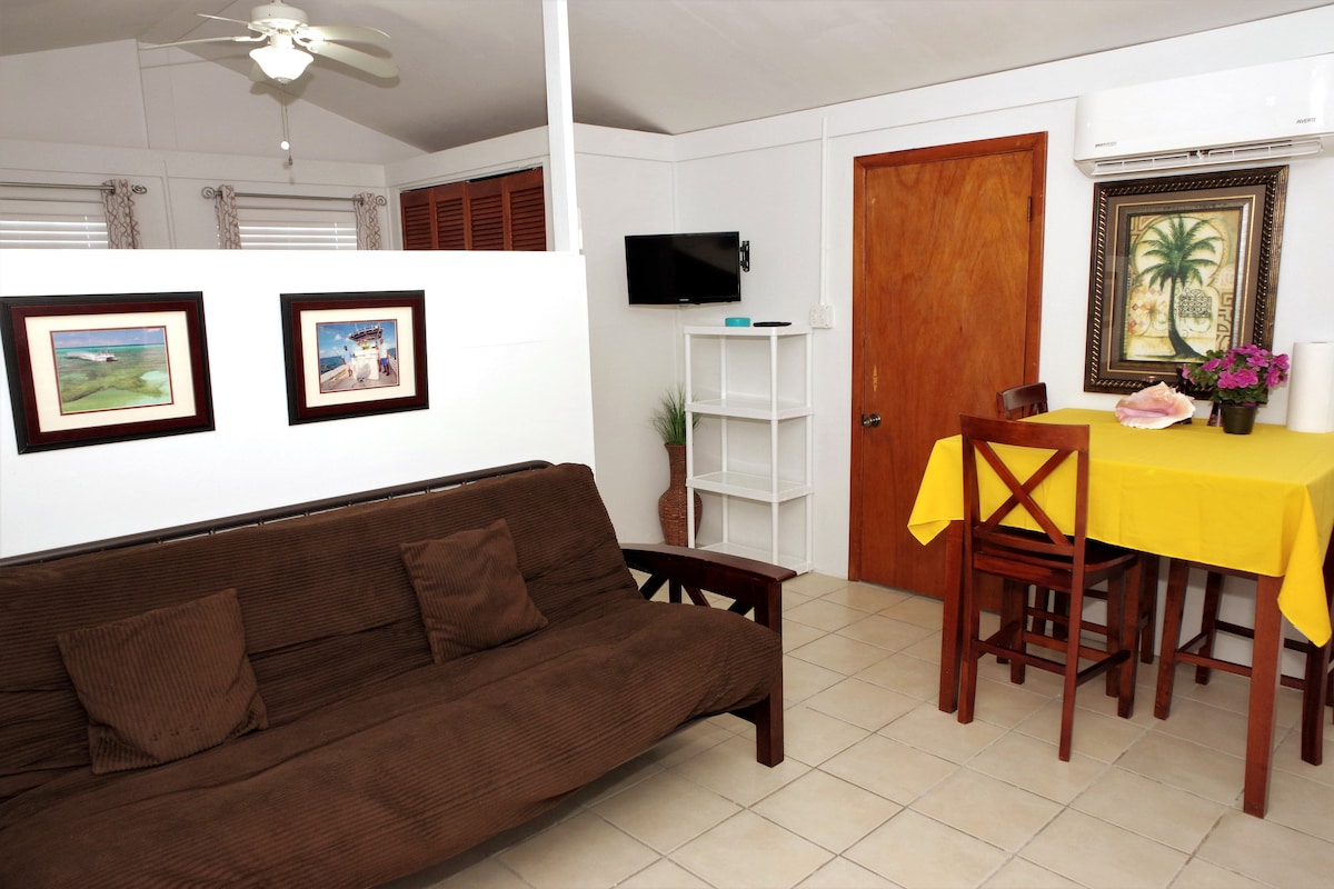 Screaming Reels Guest House Grand Turk - Bungalows for Rent in