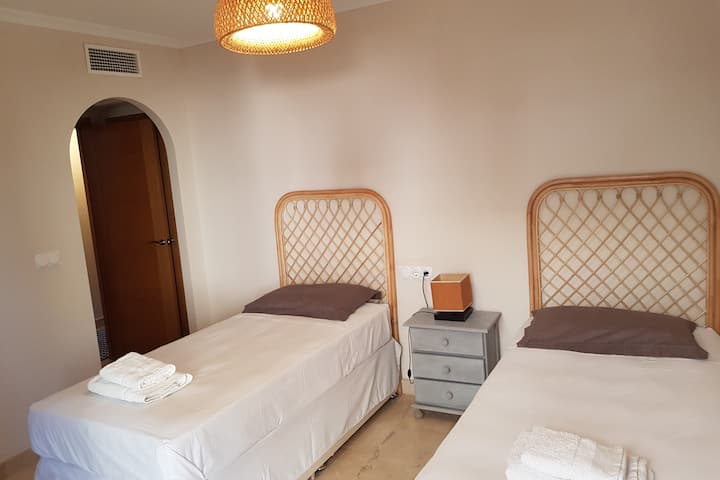 一间带两个内置衣柜的双人卧室