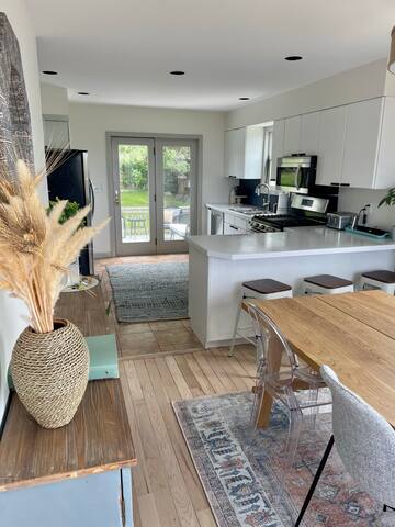 Bright 4 Bdrm Beach Cottage, Close to Town gallery image 3