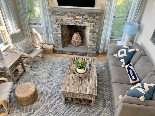 Bright 4 Bdrm Beach Cottage, Close to Town