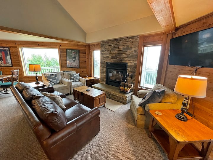 Ski-in Ski-out Snowshoe Hutch With Panoramic Views - Snowshoe, WV