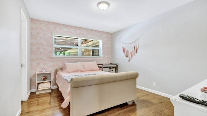 All Pink Girl's bedroom