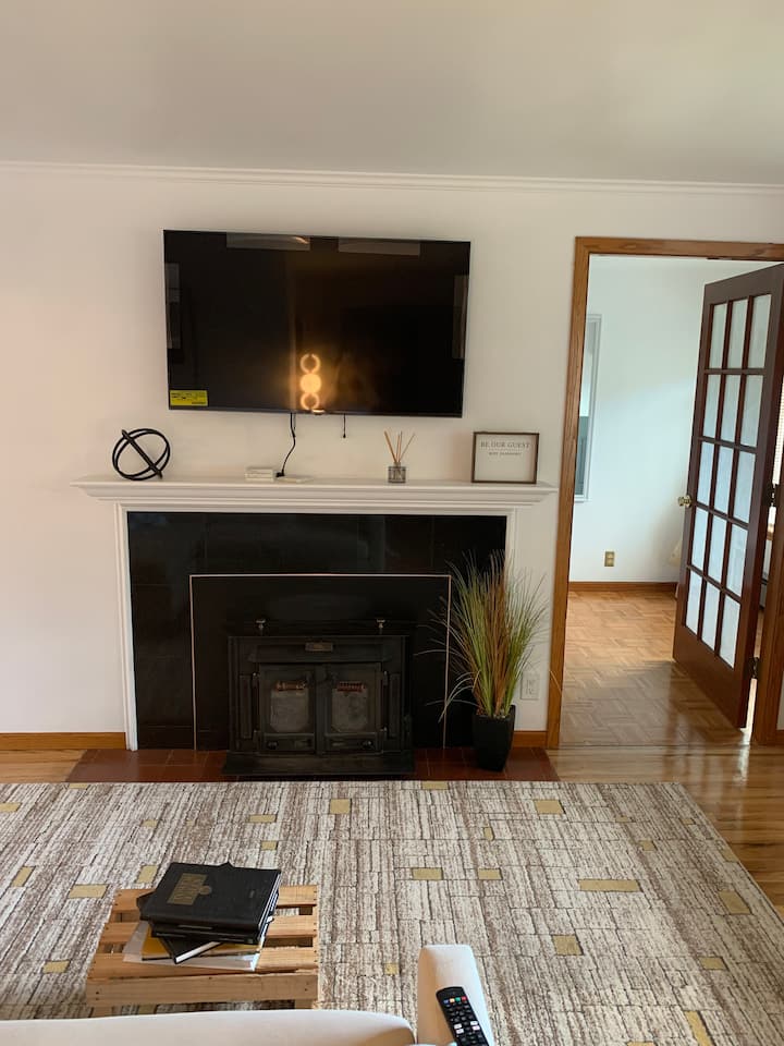 Დაისვენეთ და დაისვენეთ ამ მიმზიდველ მისაღებ ოთახში, რომელშიც არის შეშის ბუხარი, დამონტაჟებული სმარტ-ტელევიზორი და ხის თბილი იატაკი - იდეალურია ფილმების ღამეებისთვის ან მშვიდი დილისთვის.