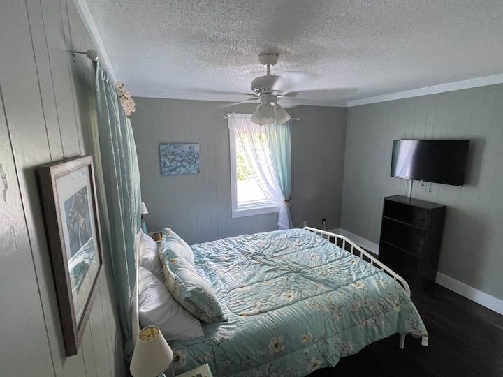 Upstairs Queen Suite w/ 40” flatscreen. 