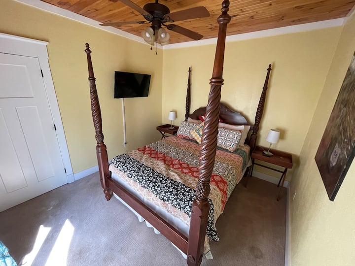 Downstairs Queen Suite w/ 40” Flatscreen