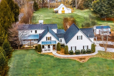 Riverfront farmhouse. Walking distance to awesome!