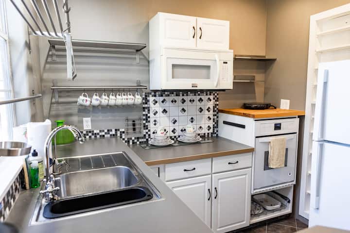Twin Oaks Home - Sunset, 3 Queen Beds, Sleep 4 - Dripping Springs, TX