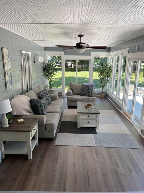 Cheerful 3-bedroom home with huge yard